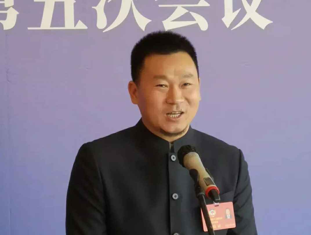 为进一步展示市政协团结、民主、开放、自信的形象，向市民和网友展示政协委员的履职风采，中山市政协十二届五次会议在2月4日上午开幕前开设“委员通道”，市政协委员、南宁俊楠农业信息化服务有限公司公司总经理陈朝阳走进“委员通道”，回应社会关切的问题。他就如何做好城市应急管理规划的问题进行发言，并回答记者提问。.jpg